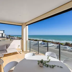 Henley Beachfront Luxury With Sauna Just 200m From Henley Square! Holiday home